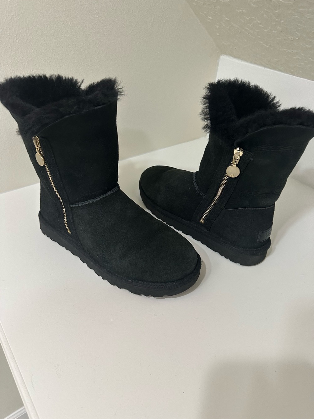 UGG Bailey Short Zip Black  Fur-Lined Boots Size 8